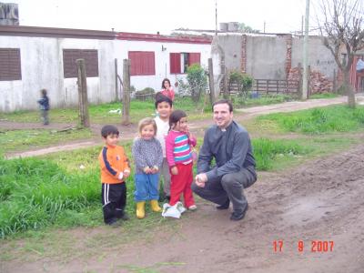 El Padre Jose en una de sus visitas a los barrios más necesitados de Mercedes