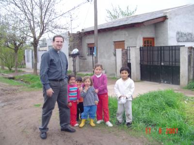 El Padre Jose en una de sus visitas a los barrios más necesitados de Mercedes